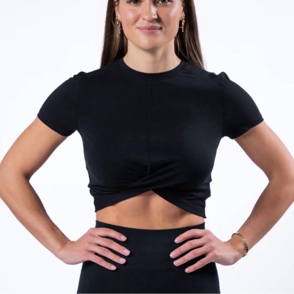 Alphalete Evo Twist Crop Top Workout Gym Black Shirt Short Sleeve Large Logo